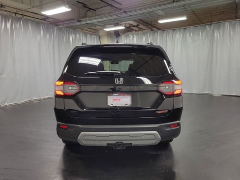 Used 2025 Honda Pilot TrailSport image 7