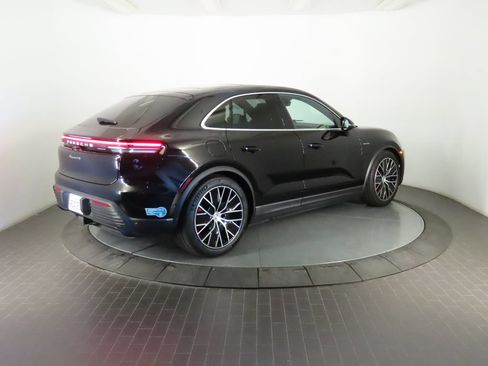 Certified 2025 Porsche Macan 4S Electric AWD/4WD image 7