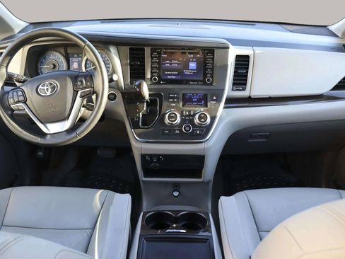 Used 2019 Toyota Sienna XLE image 21