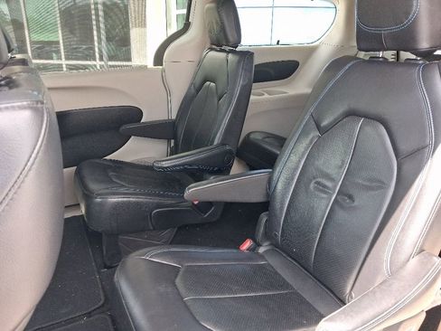 Used 2021 Chrysler Pacifica Touring-L FWD image 20