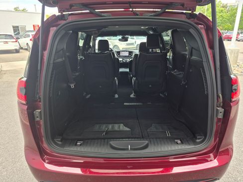 Used 2021 Chrysler Pacifica Limited w/ Uconnect Theater Family Group FWD image 27