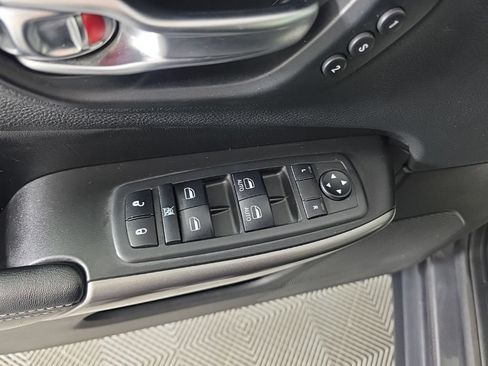 Used 2019 Jeep Cherokee Limited AWD/4WD image 12