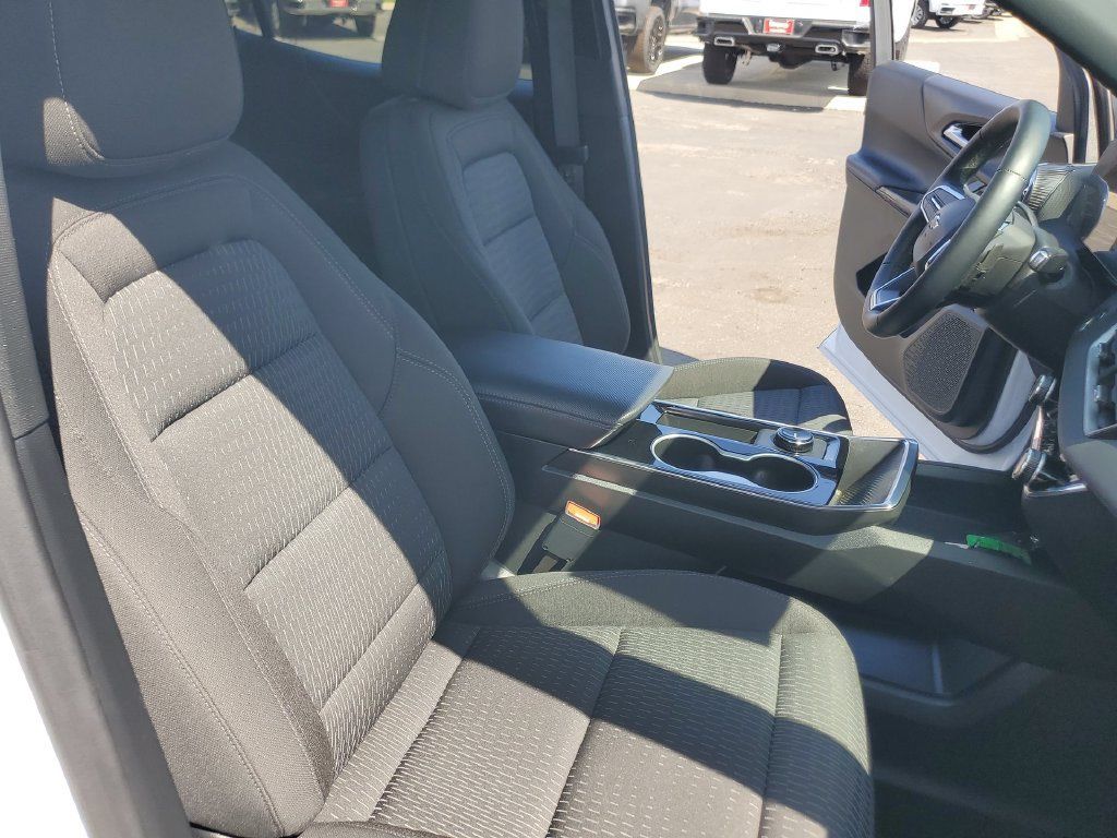 Used 2026 Chevrolet Equinox LT w/ Safety and Technology Package FWD image 28