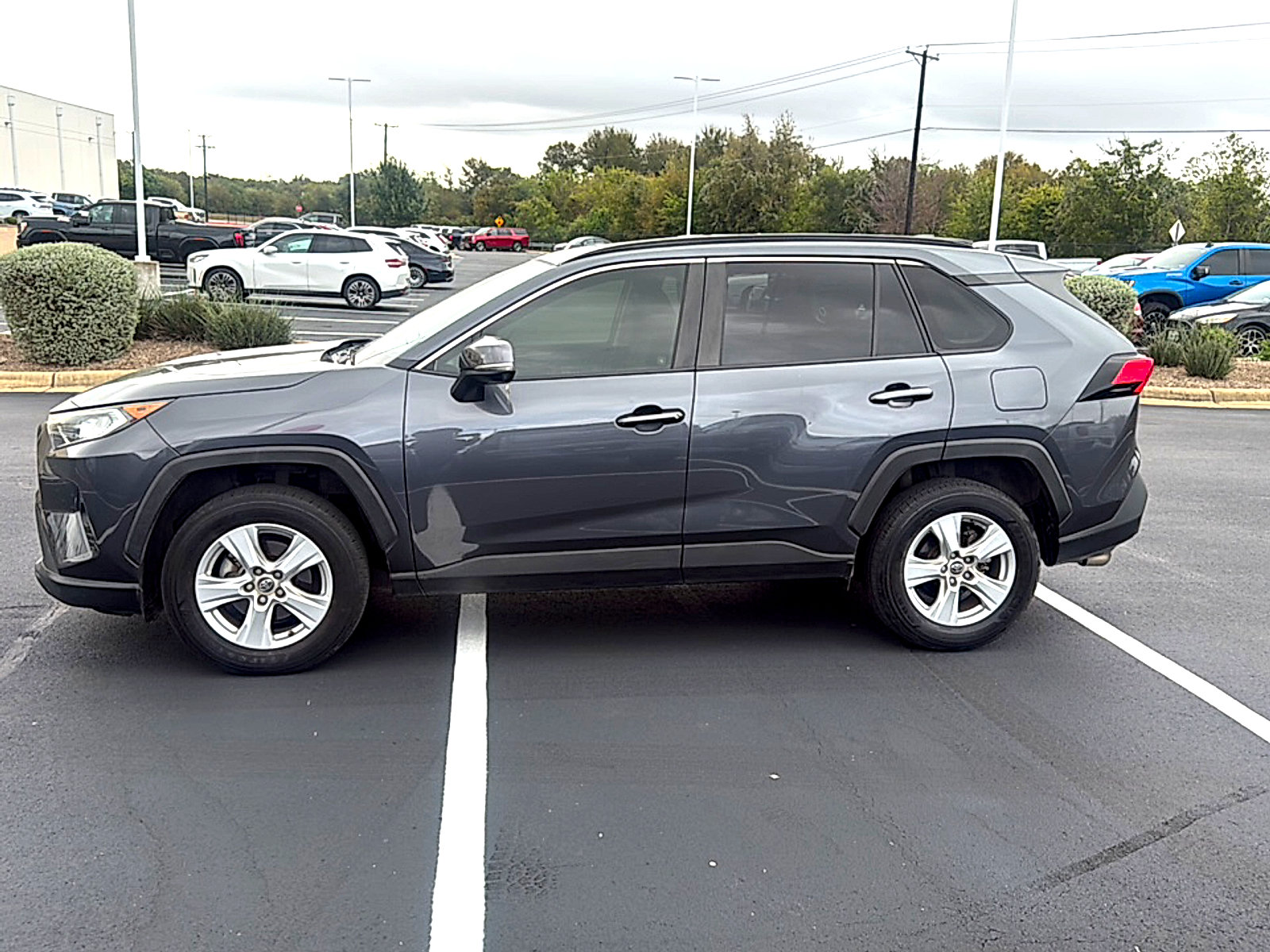 Used 2019 Toyota RAV4 XLE w/ Convenience Package FWD image 5