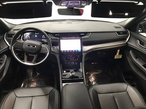 New 2025 Jeep Grand Cherokee L Limited image 32