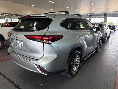 Used 2021 Toyota Highlander Platinum FWD image 3