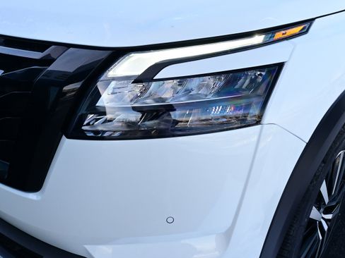 New 2025 Nissan Pathfinder Platinum image 11
