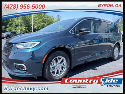 Used 2025 Chrysler Pacifica Select