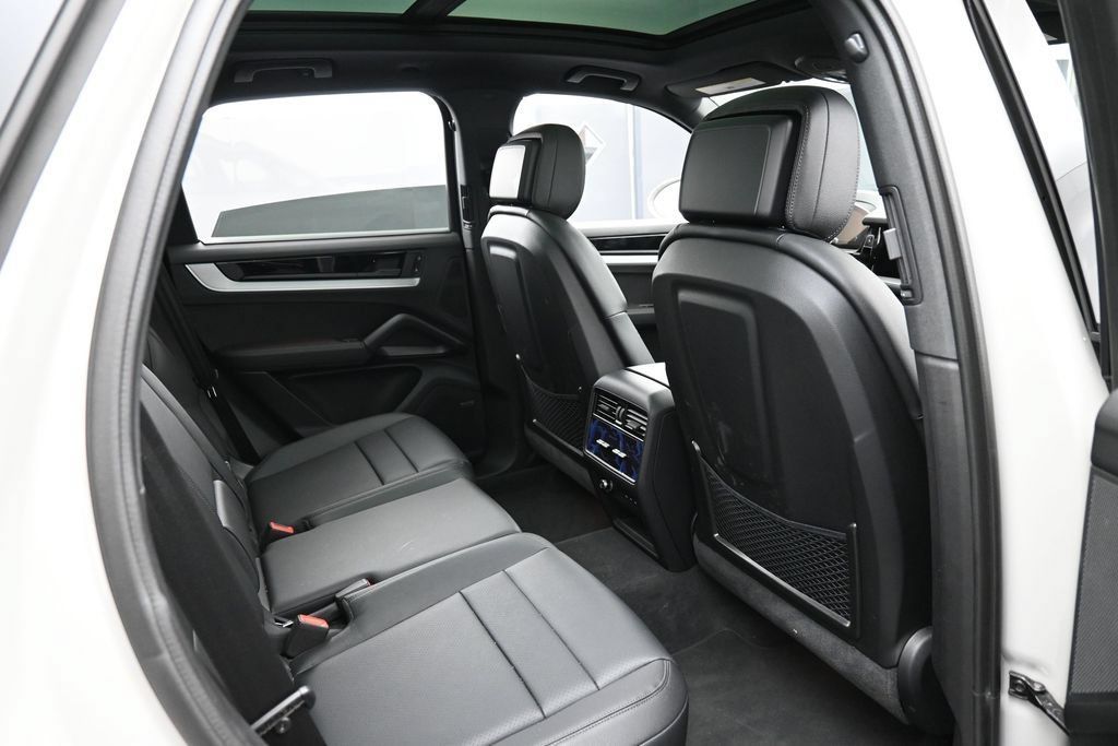 Certified 2025 Porsche Cayenne S AWD/4WD image 29