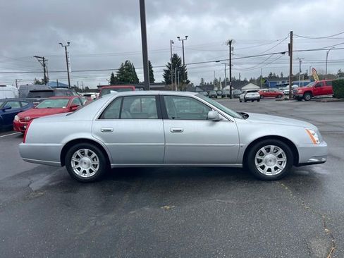 Used 2009 Cadillac DTS w/ Sun And Navigation Package FWD image 4