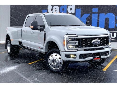 Used 2025 Ford F450 Platinum w/ FX4 Off-Road Package image 2