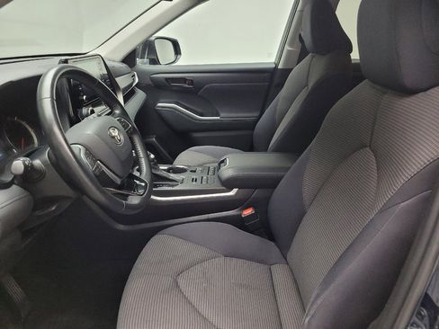 Used 2021 Toyota Highlander LE image 17