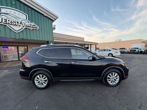 Used 2020 Nissan Rogue SV image 2