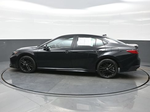 Used 2025 Toyota Camry SE image 3