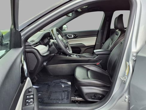 Used 2025 Jeep Compass Limited image 21