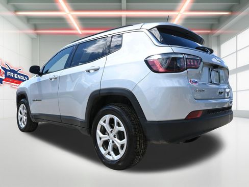 Used 2024 Jeep Compass Latitude AWD/4WD image 2