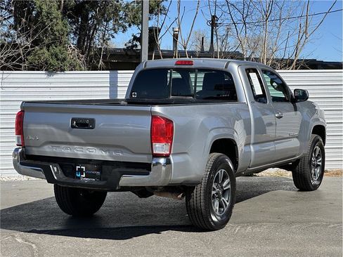 Used 2017 Toyota Tacoma SR5 image 10