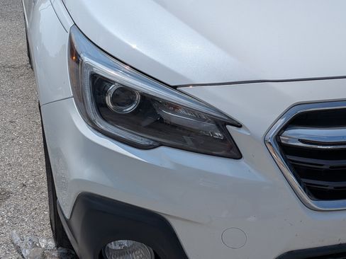 Used 2018 Subaru Outback 2.5i Touring AWD/4WD image 10
