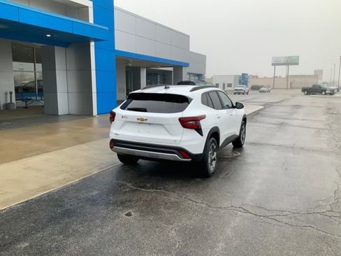Used 2025 Chevrolet Trax LT image 7