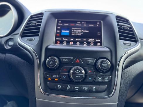 Used 2020 Jeep Grand Cherokee Laredo image 20