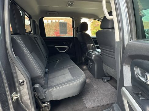 Used 2018 Nissan Titan SV w/ SV Convenience Package image 25
