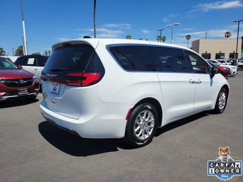 Used 2024 Chrysler Pacifica Touring-L FWD image 4