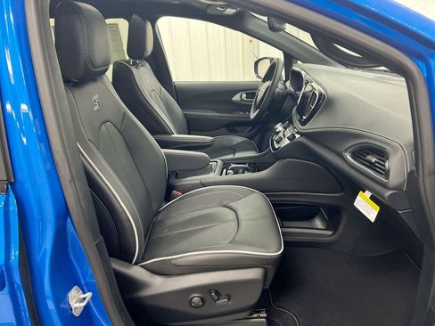 New 2026 Chrysler Pacifica Limited image 23