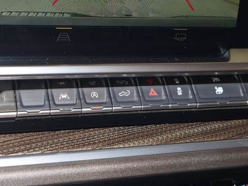 Used 2025 Chevrolet Silverado 1500 LT image 30