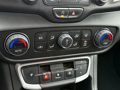 Used 2022 GMC Terrain SLT image 17