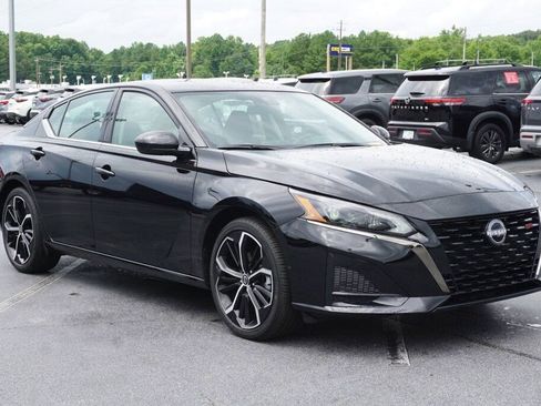 Certified 2025 Nissan Altima 2.5 SR image 9