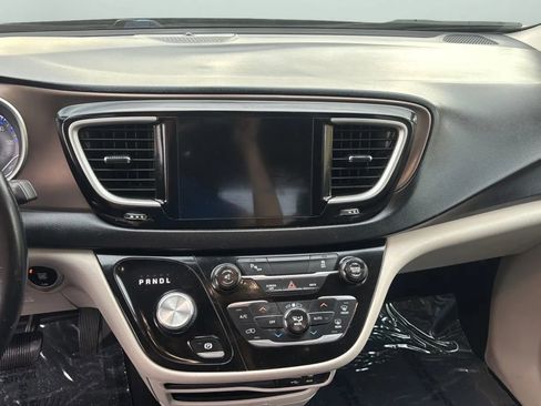 Used 2017 Chrysler Pacifica Touring-L FWD image 11