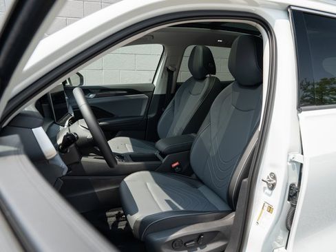 New 2025 Volkswagen Tiguan SE image 8