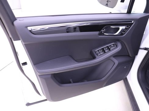 Used 2025 Porsche Macan image 15