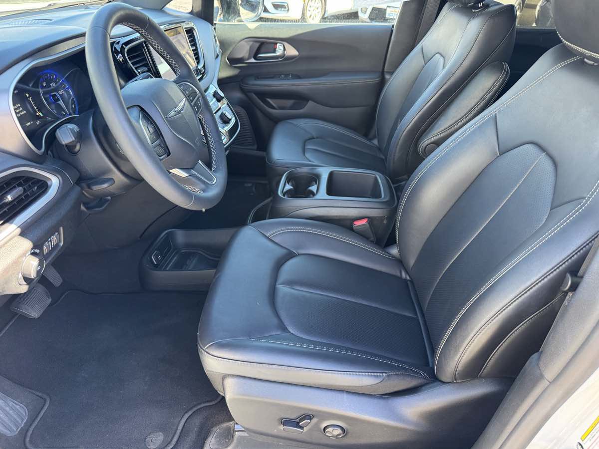 Used 2026 Chrysler Pacifica Select FWD image 25