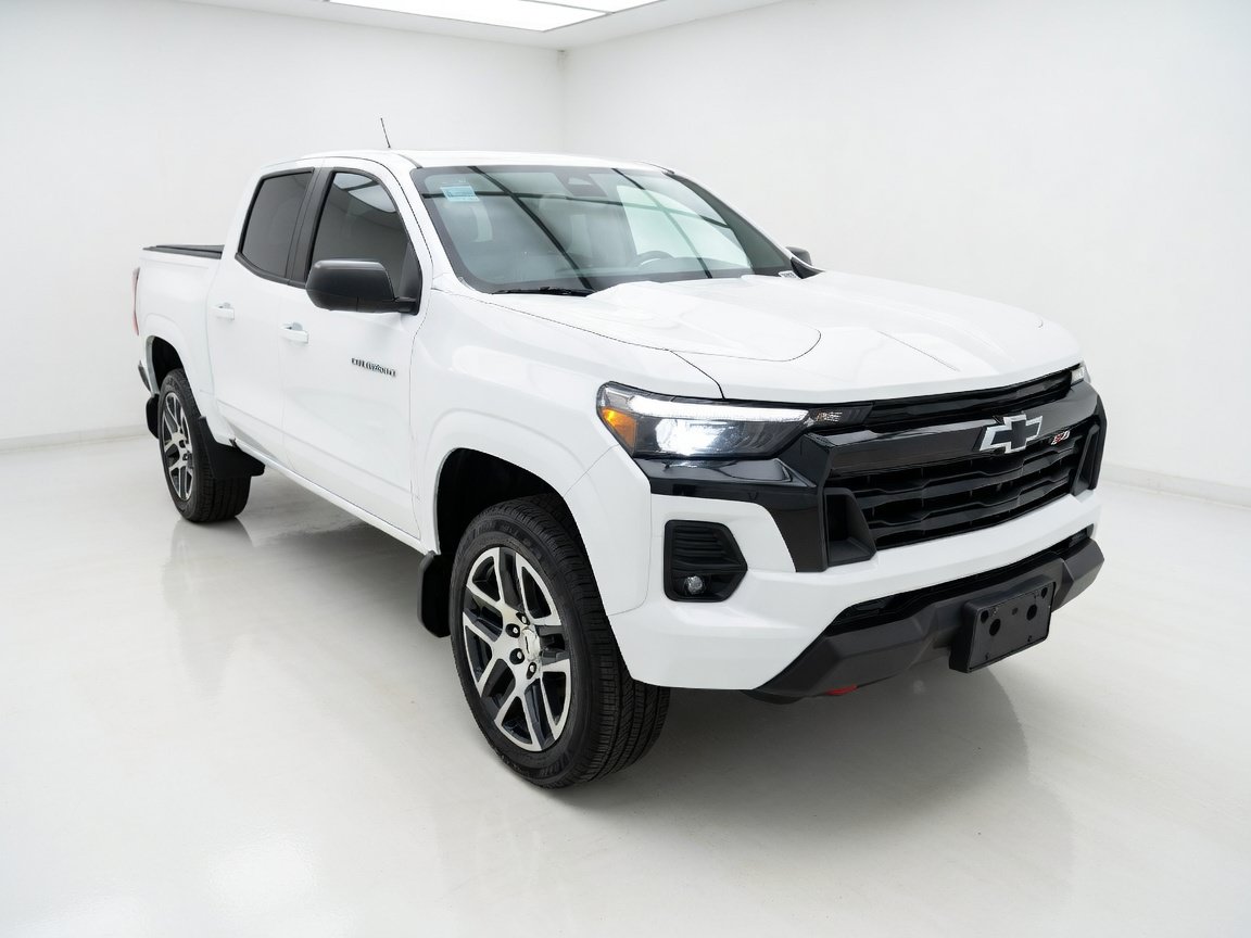 Used 2023 Chevrolet Colorado Z71 w/ Z71 Convenience Package 2 AWD/4WD image 3