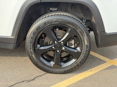 Used 2023 Jeep Grand Cherokee L Laredo image 25