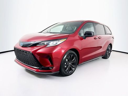 Used 2025 Toyota Sienna XSE FWD image 3