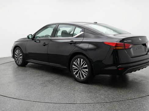 Used 2025 Nissan Altima 2.5 SV FWD image 6