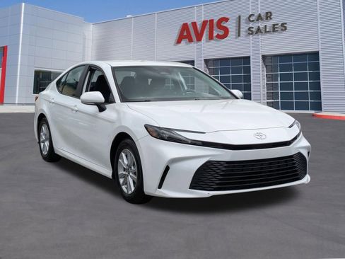 Used 2025 Toyota Camry LE image 3
