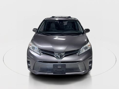 Used 2020 Toyota Sienna XLE image 4