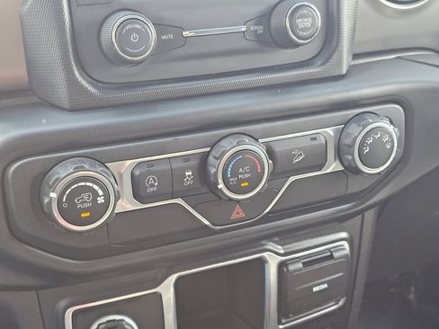 Used 2019 Jeep Wrangler Sport AWD/4WD image 9