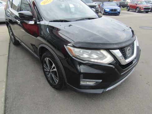 Used 2017 Nissan Rogue SL w/ SL Premium Package image 4