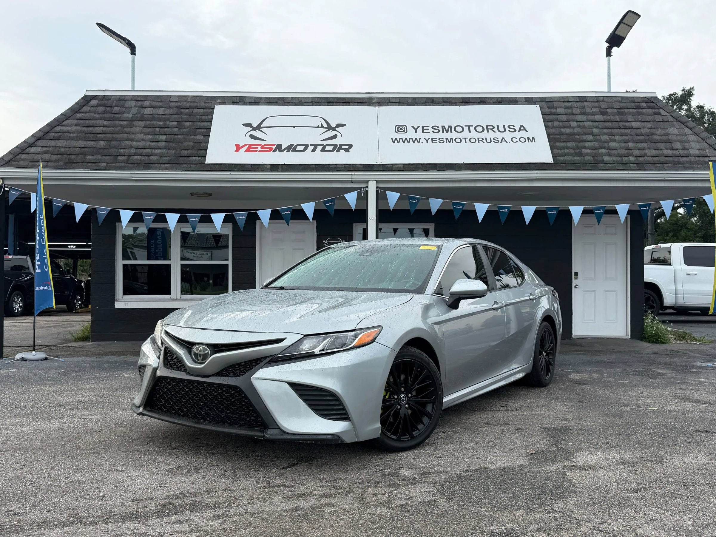Used 2019 Toyota Camry SE FWD image 1