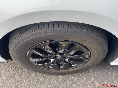 Used 2025 Toyota Sienna XLE w/ XLE Plus Package image 8