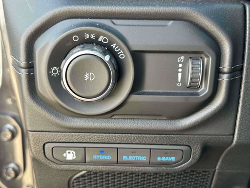 Used 2025 Jeep Wrangler Unlimited Sahara AWD/4WD image 19