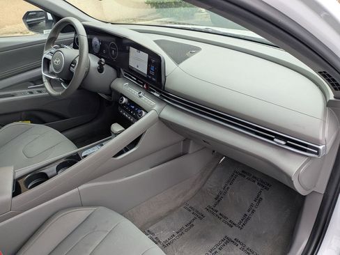 Used 2025 Hyundai Elantra SEL FWD image 36