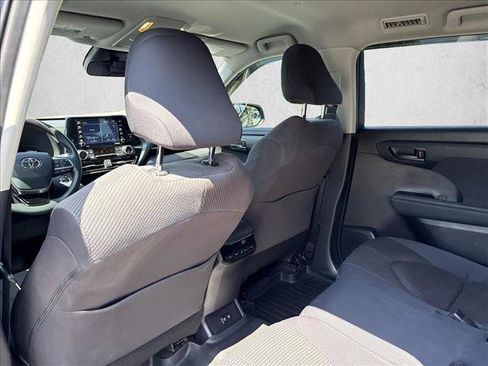 Used 2021 Toyota Highlander L FWD image 18