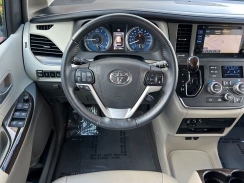 Used 2017 Toyota Sienna XLE Premium image 15