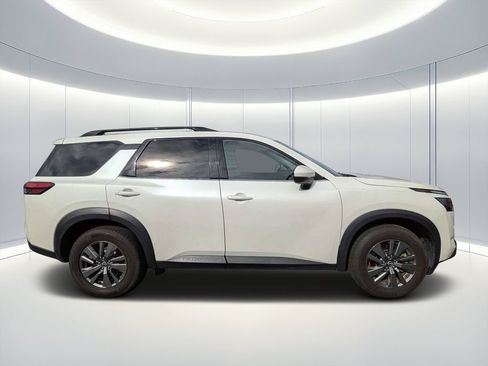 Used 2024 Nissan Pathfinder SV FWD image 3