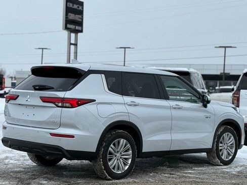 Used 2023 Mitsubishi Outlander ES image 39